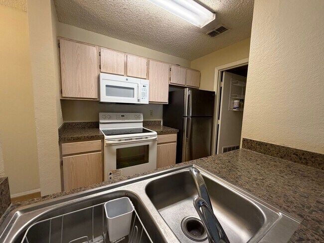 Building Photo - Modern 2-Bed/2-Bath Condo in Gated Community – Close to UF & Shands!