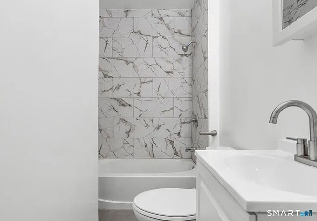 Building Photo - 301 Poplar St