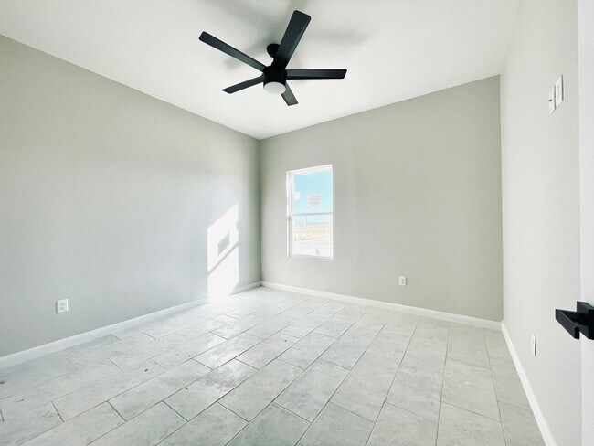 Building Photo - 1426 Los Estribos Dr