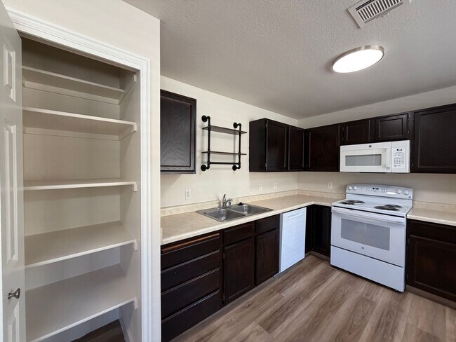 Building Photo - REMODELED TWO BEDROOM IN DOWTOWN!