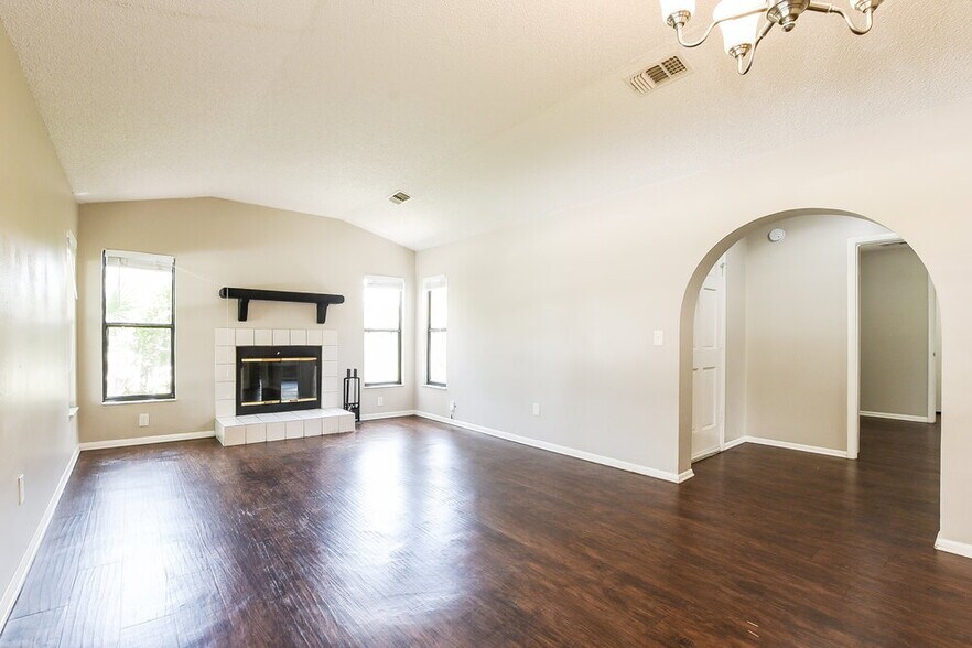 Building Photo - 534 S Sundance Dr