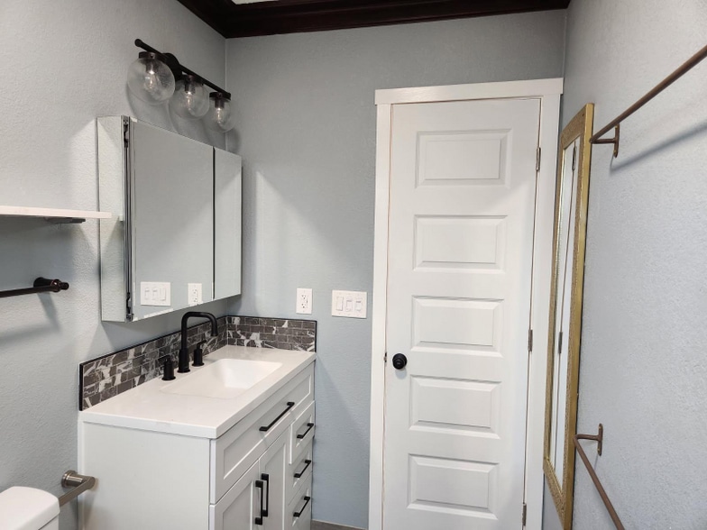 Building Photo - 703 42nd St