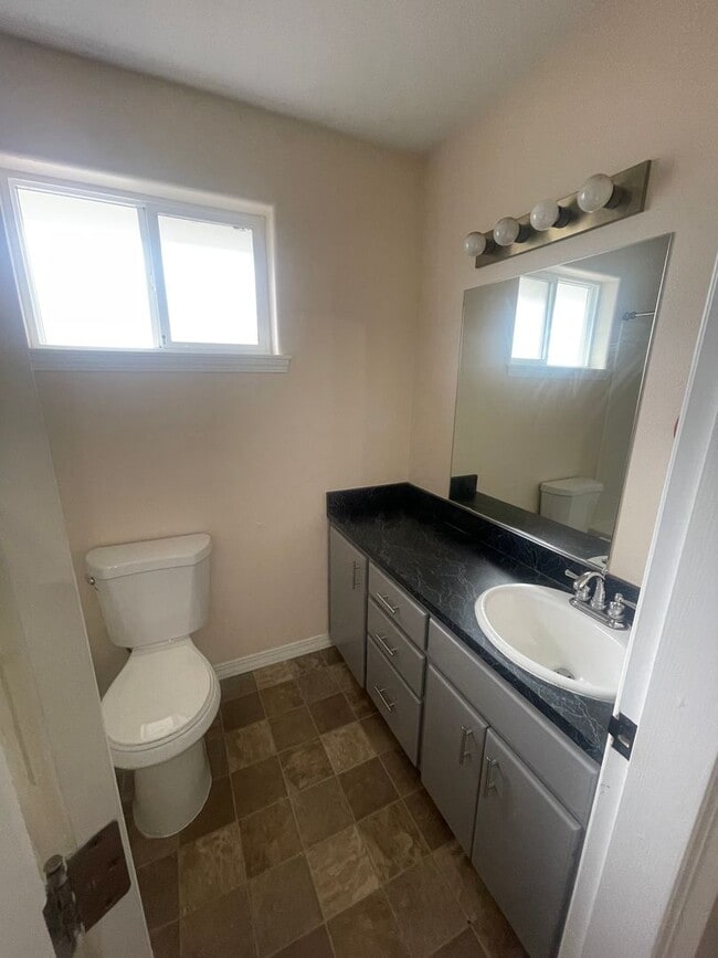 Building Photo - Pet Friendly Charming 3 Bedroom Home with large office!