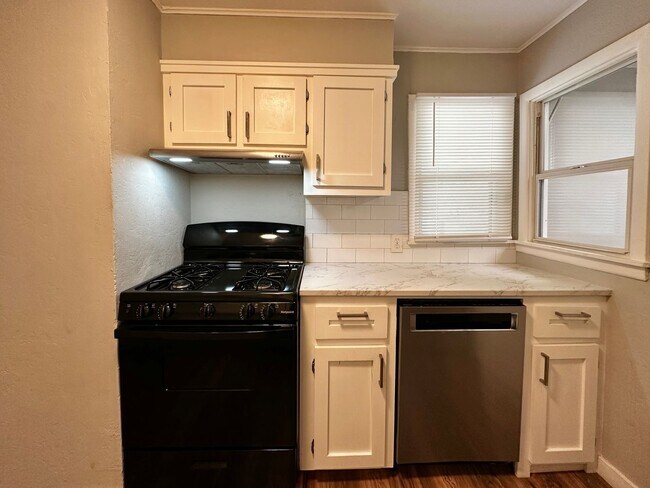 Building Photo - Wascher  Duplex