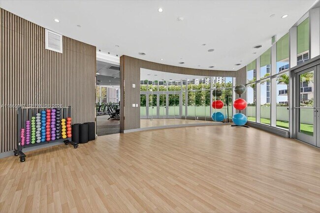 Building Photo - 700 NE 24th St