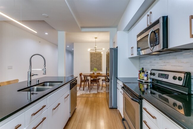 Building Photo - 4040 N Hall St