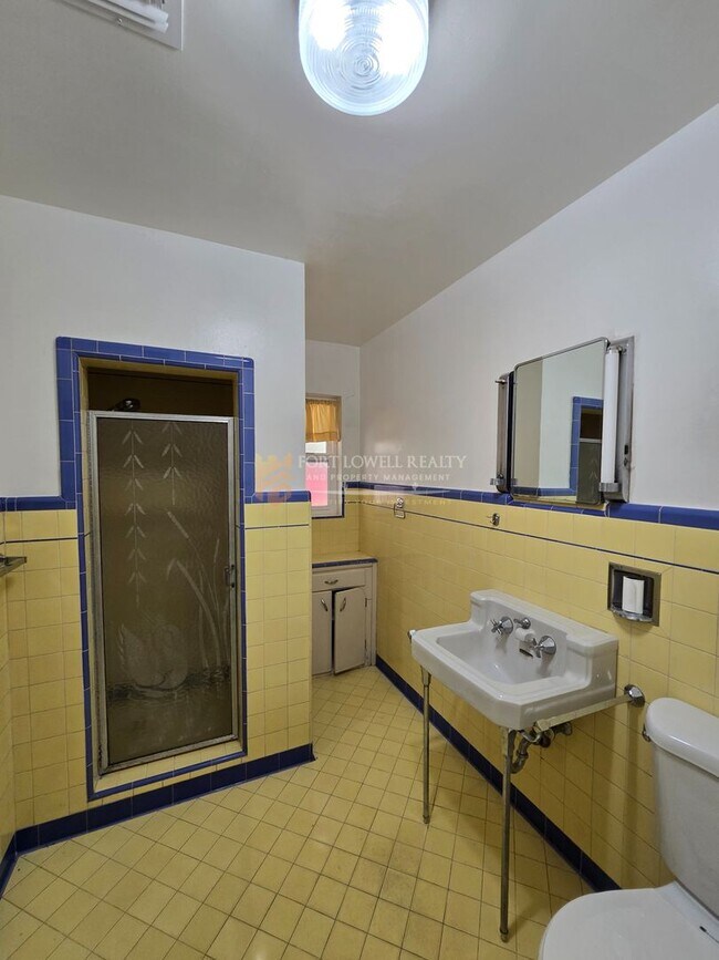 Building Photo - Vintage 3 Bedroom, 2 Bath Home with all the Modern Conveniences!