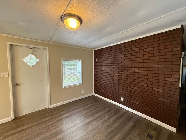 Building Photo - 2 bedroom, 1 bath mobile home