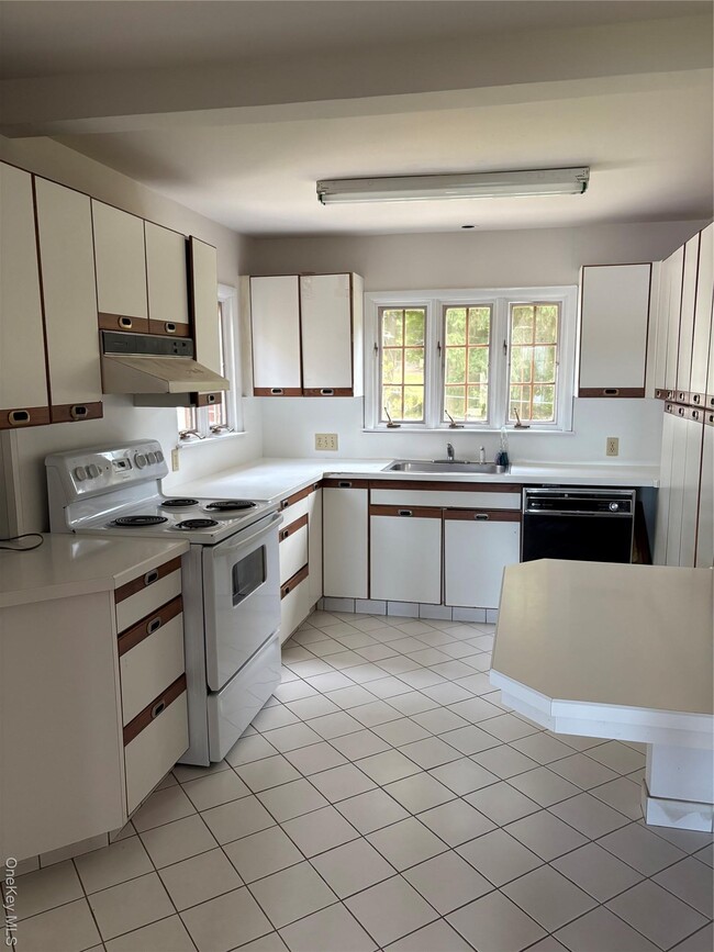 Building Photo - 660 Wheeler Hill Rd