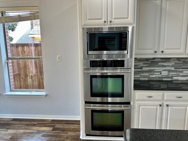 Building Photo - 928 Falcon Dr