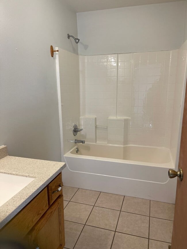 Building Photo - 2 BEDROOM 1 BATHROOM APARTMENT FOR RENT