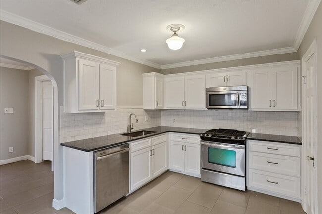 Building Photo - 7115 La Vista Dr