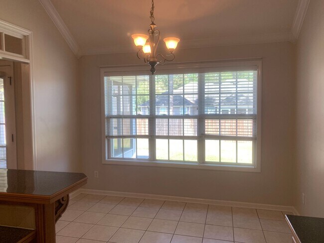 Building Photo - 4bd/2ba located in the Highlands Subdivision right off of Bemiss.