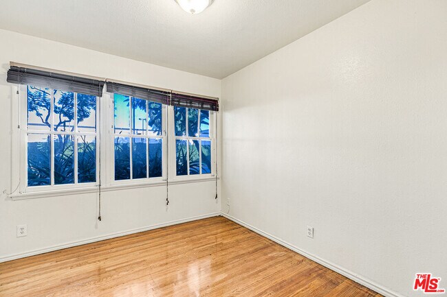 Building Photo - 3725 S Victoria Ave