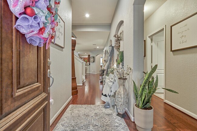 Building Photo - 204 Forest Peak Way