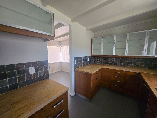 Building Photo - 540 S Mountain View Dr