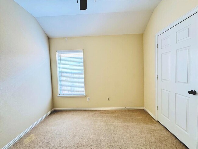 Building Photo - 23247 Dewflower Dr