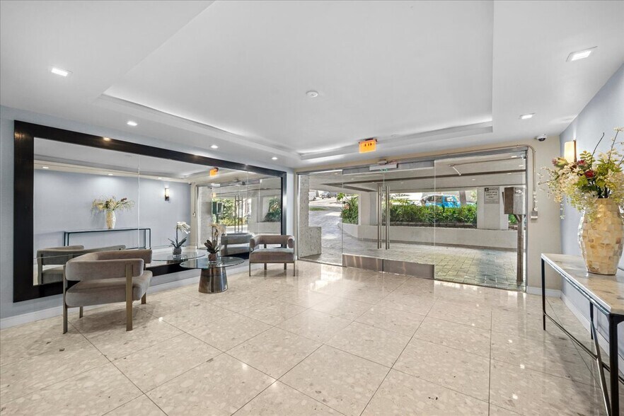 Building Photo - 8530 Holloway Dr