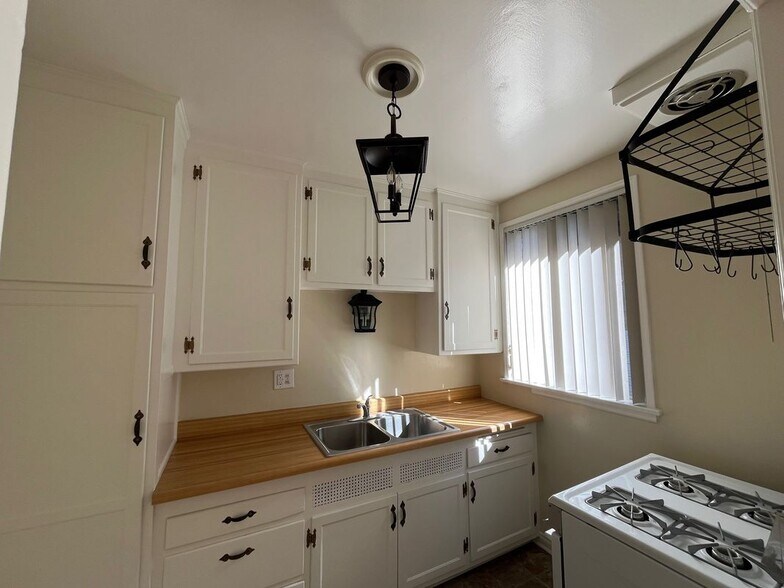 Building Photo - 126 N Maple St