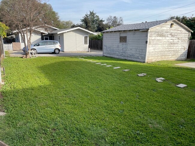 Building Photo - 155 S Grand Oaks Ave