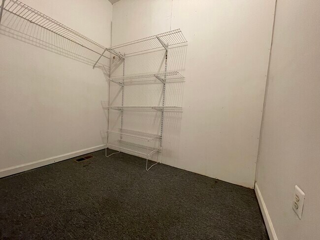 Walk In Closet - 35 Summit Ct