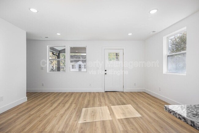 Building Photo - 1012 Debow St