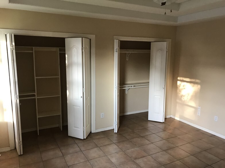 Master bedroom - 614 S O'Hare Dr