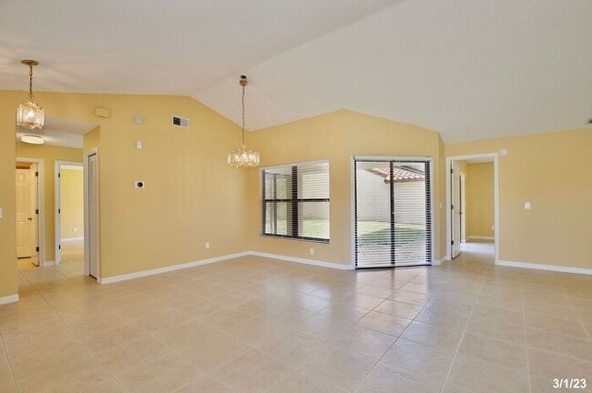 Building Photo - Gorgeous 2/2 Spacious Home with a Large Ba...