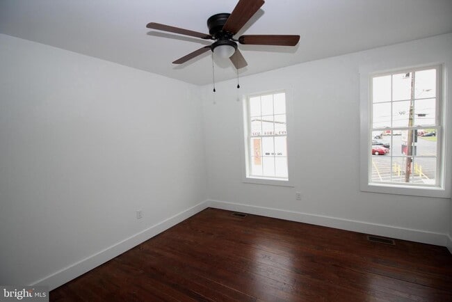 Building Photo - 306 Main St