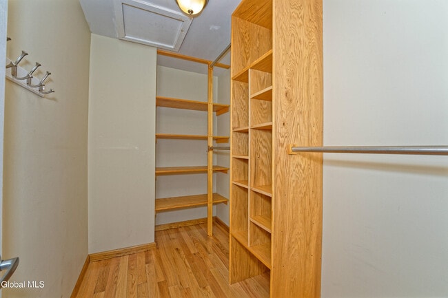 Building Photo - 5 Shamrock Cir