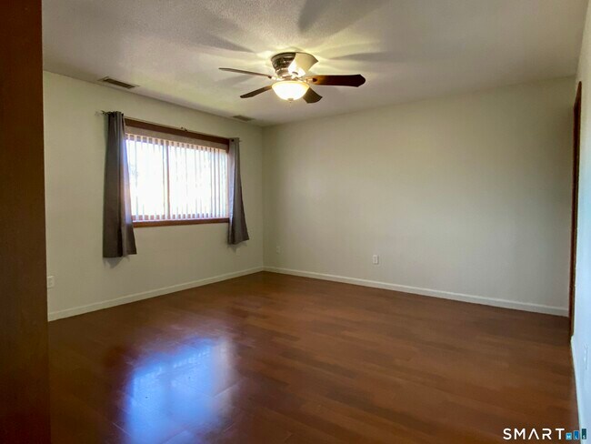 Building Photo - 1104 Summer Hill Dr