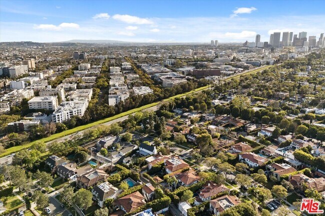 Building Photo - 429 N Oakhurst Dr