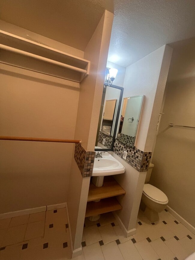 Building Photo - 2-Bedroom 2-Bathroom Condo POOL, HOT TUB and GYM included