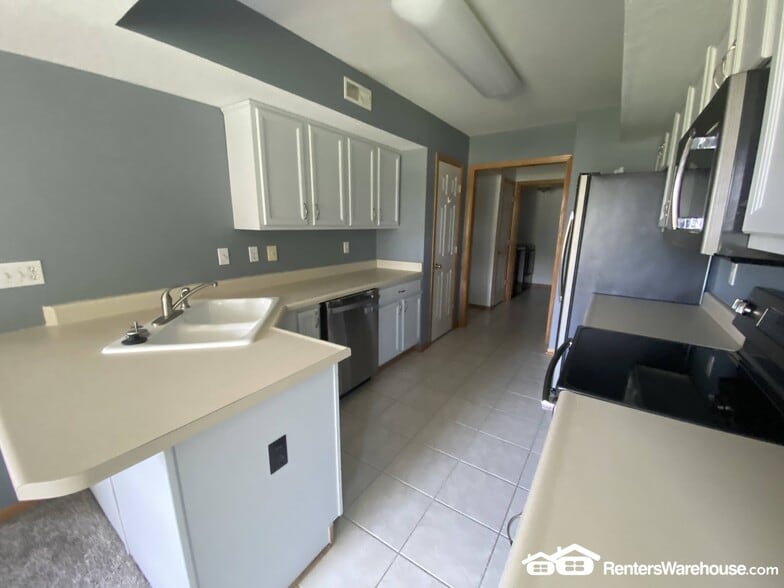 Building Photo - 2100 Meadow Chase Ln