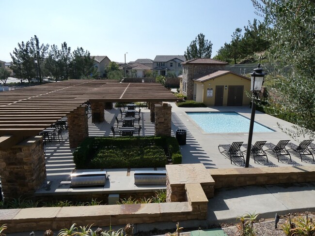 Building Photo - 5 Bedroom Home for Rent in Santa Clarita!