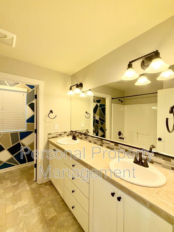 Building Photo - 3623 NE Sitka Dr
