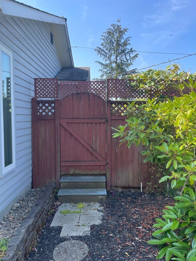 Building Photo - 2 BR/1.75 BA home in Edmonds