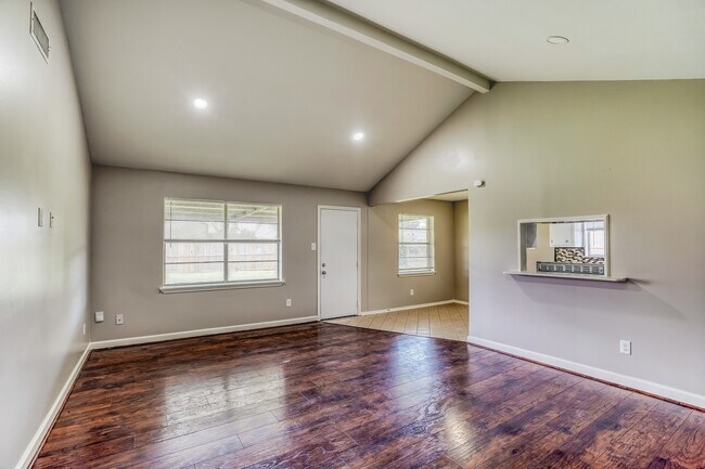 Building Photo - 13914 Duncannon Dr