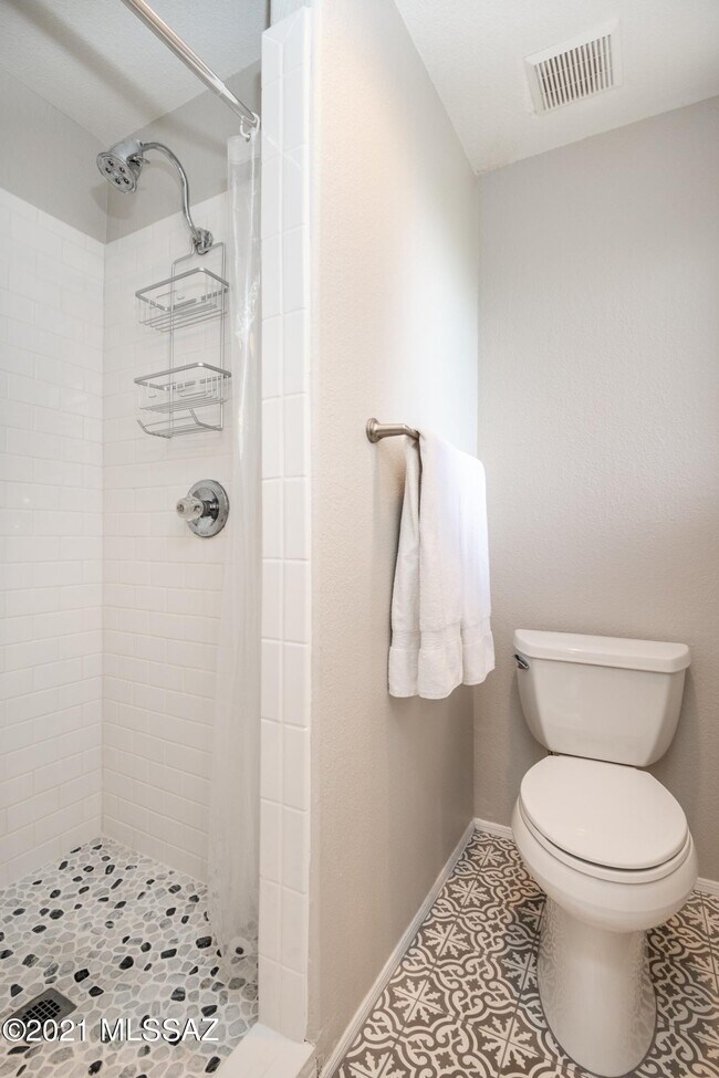 Building Photo - 6655 N Canyon Crest Dr