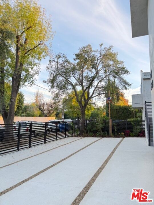 Building Photo - 5191 Lindley Ave