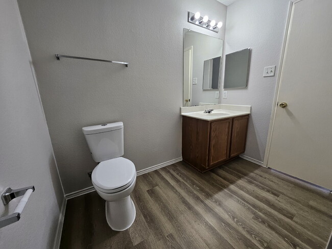 Building Photo - Single story 3 bedroom, 2 bathroom house- ...