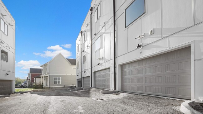 Building Photo - 910 Youngs Ln