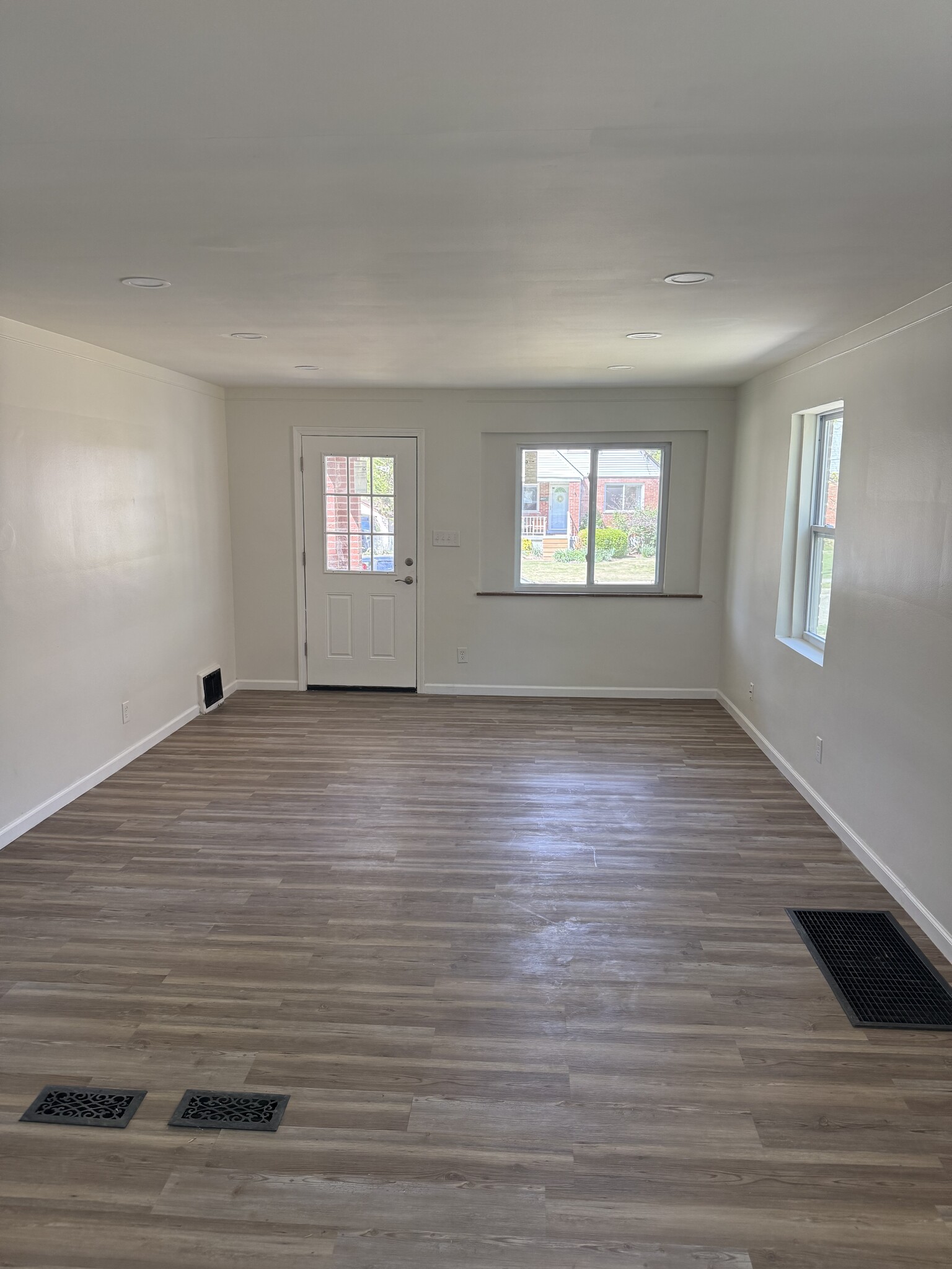Building Photo - 2031 Carpenter Dr