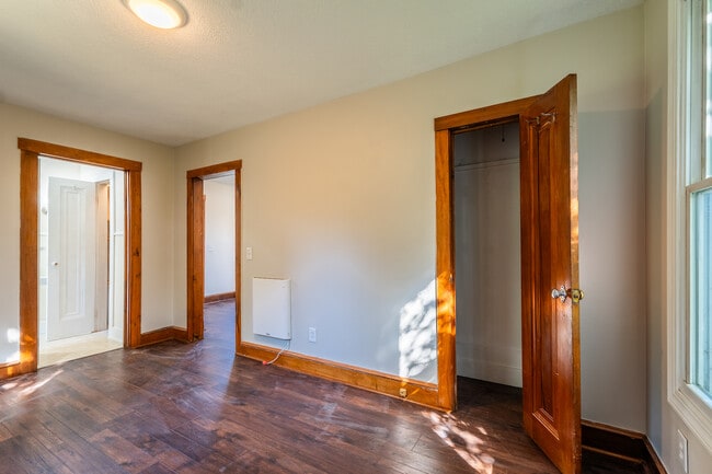 Building Photo - 610.5 Russell St