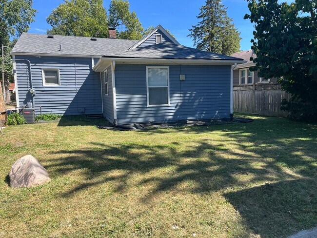 Building Photo - 1316 N Riley Ave
