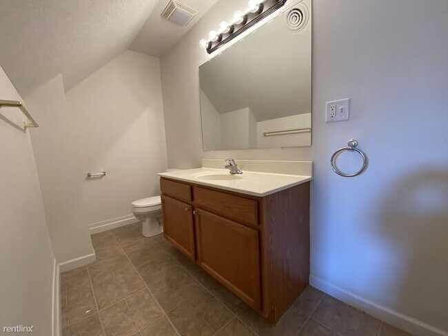 Building Photo - 2 br, 1.5 bath Duplex - 111 S Linden St Apt 2