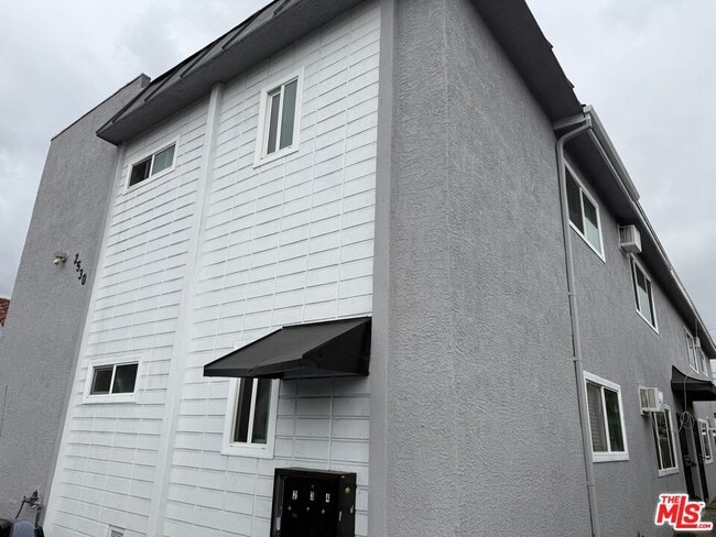 Building Photo - 2530 Carmona Ave