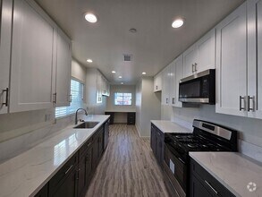 Building Photo - Newly Remodeled 2 Bedroom / 1 Bath! Call o...