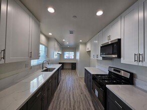 Building Photo - Newly Remodeled 2 Bedroom / 1 Bath! Call o...