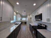 Building Photo - Newly Remodeled 2 Bedroom / 1 Bath! Call o...